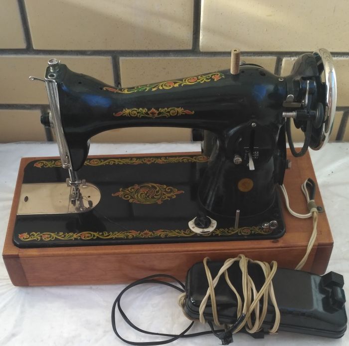 Продам швейную машинку б у. Минерва 126 швейная машина. Ручная швейная машинка Гном Престиж. Швейная машина электрическая 2000 года. Швейная машинка 1987 года.